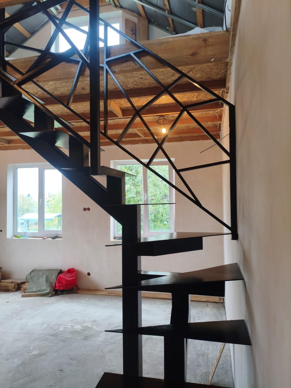 Лестница из металла на монокосоуре